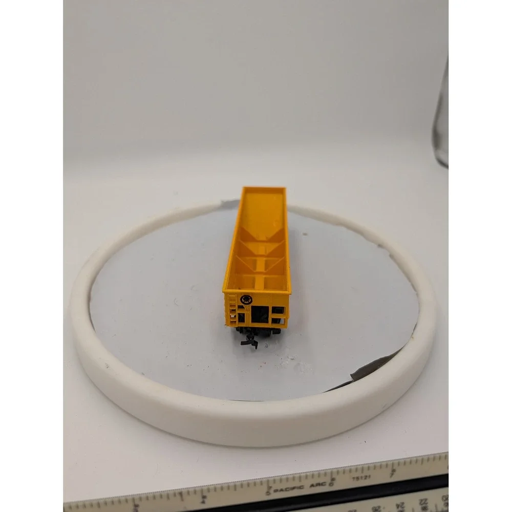 Union‎ Pacific HO Scale Triple Hopper Car UP 62040 Yellow Rolling Stock
